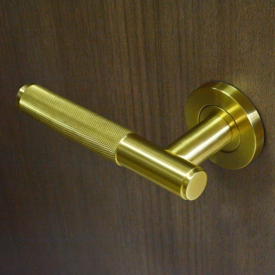 Personalização básica Maçaneta de porta de luxo Alavanca de aço inoxidável maciço Puxador de ouro Maçaneta de porta recartilhada